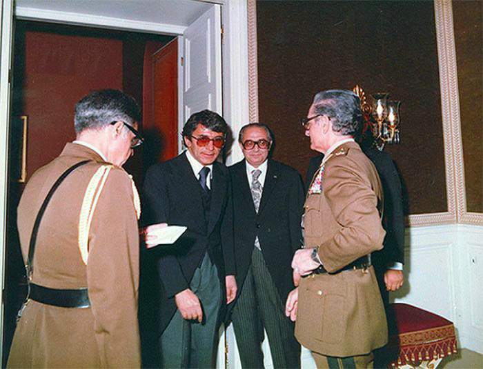 پرونده:ShahanshahGeneralAzhariCabinetNiavaran2537Shahanshahi5.jpg