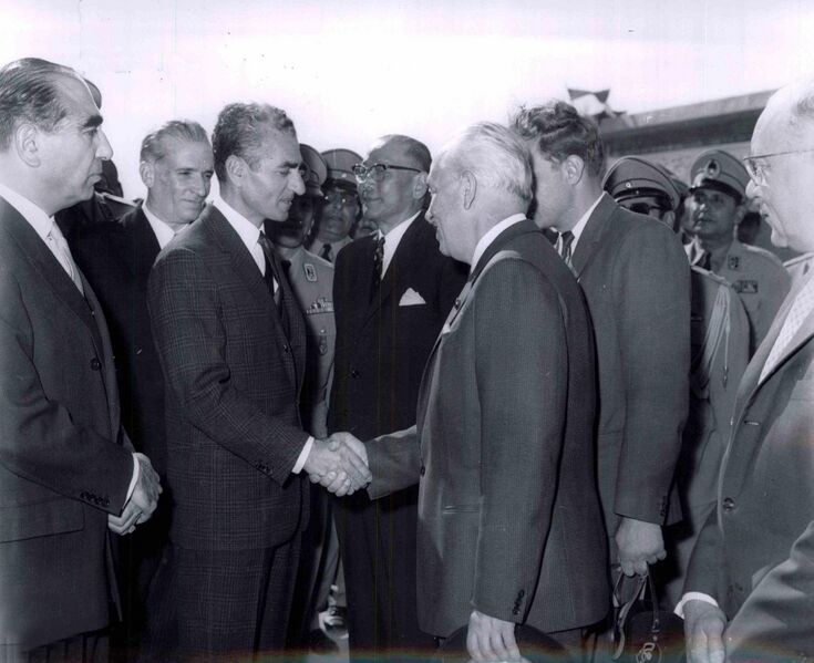 پرونده:ShahanshahMaraghehForeignDiplomats1Mehr1341RoozDehghan.jpg