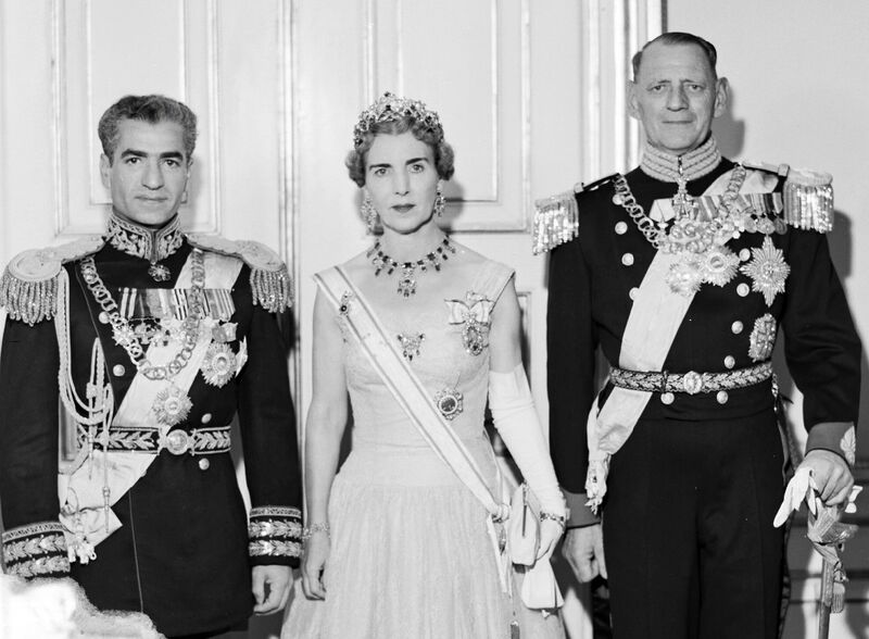 پرونده:ShahanshahArrivalKastrupAirportDenmarkKingFrederik IX 1338k.jpg