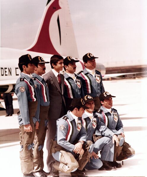 پرونده:ValiahdRezaPahlaviGoldenCrownAcrojet24Esfand2535m.jpg
