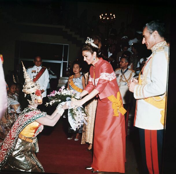 پرونده:ShahanshahShahbanouKingQueenThailandStateBanquet3Bahman1346a.jpg