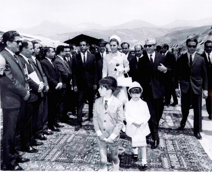 پرونده:ShahanshahShahbanouOpeningFarahnazDam1346b.jpg