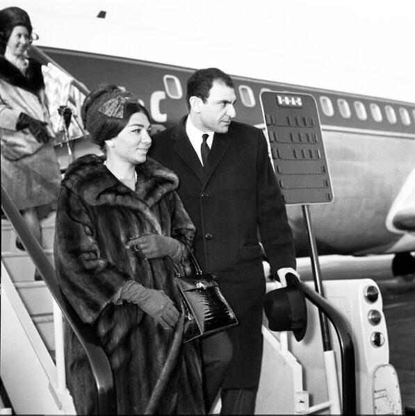 پرونده:ShahbanouLondon AirportEsfand1343.jpg