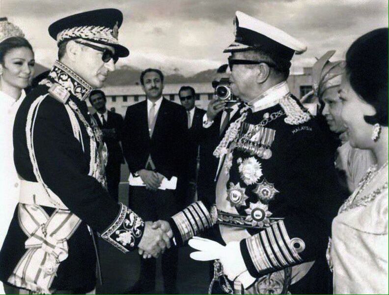 پرونده:ShahanshahAryamehrKingMalaysiaArrivalTehran1348.jpg