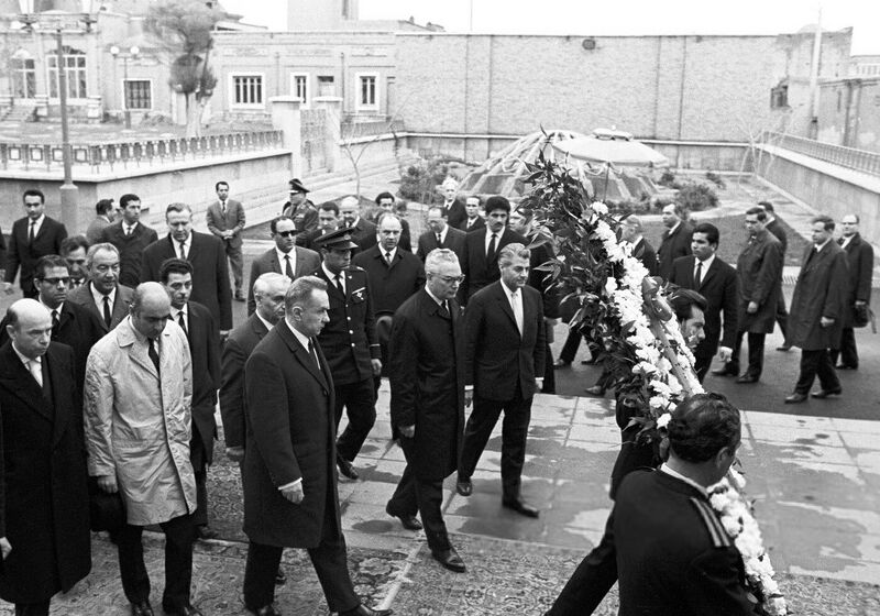 پرونده:KosyginLayingWreathRezaShahTomb1347.jpg