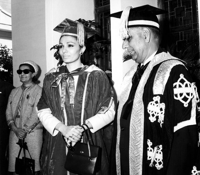 پرونده:ShahbanouDoctoralDegreeUniversityAgraIndia7January1969b.jpg