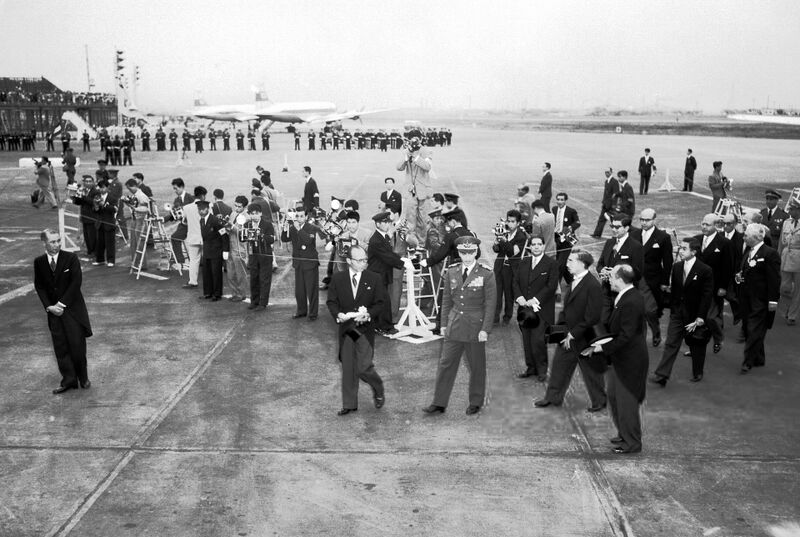 پرونده:ShahanshahArrivalHanedaAirportEmprorHirohito1337h.jpg