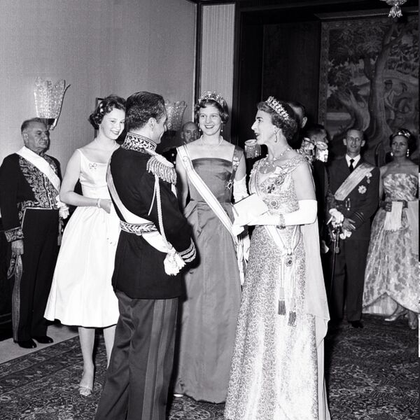 پرونده:ShahanshahArrivalKastrupAirportDenmarkKingFrederik IX 1338k5.jpg