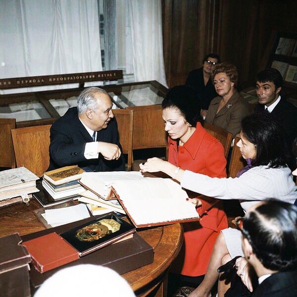 پرونده:ShahbanouInstituteOrientalStudiesUSSR1349.jpg
