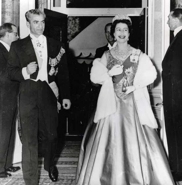 پرونده:ShahanshahQueenElizabethBanquetImperialIranianEmbassy1338b.jpg