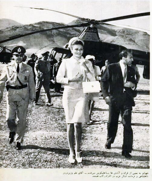 پرونده:ShahbanouVisitVillagesAzarbaijan1347.jpg