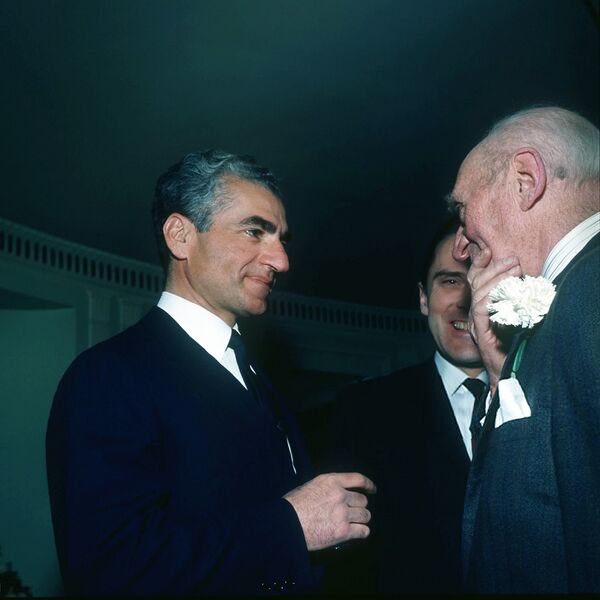 پرونده:ShahanshahPresidentForeignPressAssociation1343.jpg