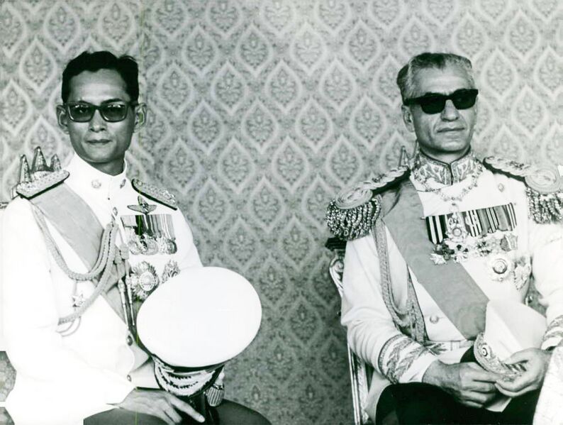 پرونده:ShahanshahArrival KingBhumibolAdulyadejThailand2Bahman1346g.jpg