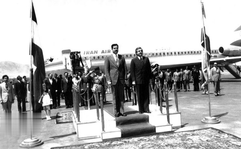 پرونده:MashadArrivalSaddamHossein1353a.jpg