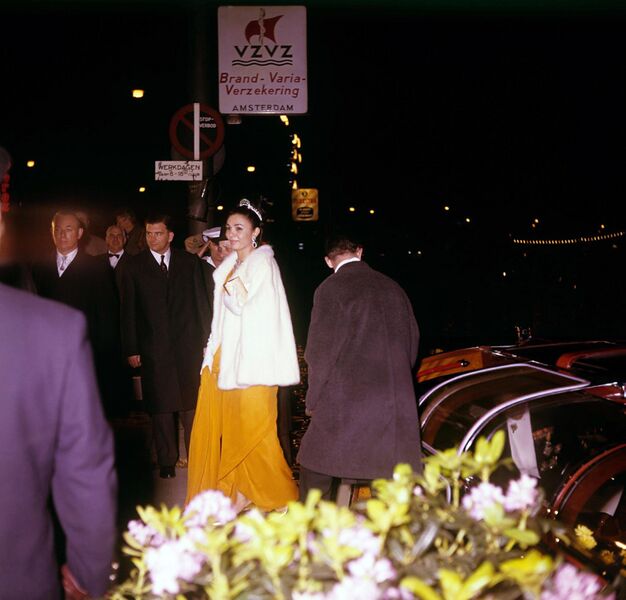 پرونده:ShahbanouToOfficialCeremony1341a.jpg
