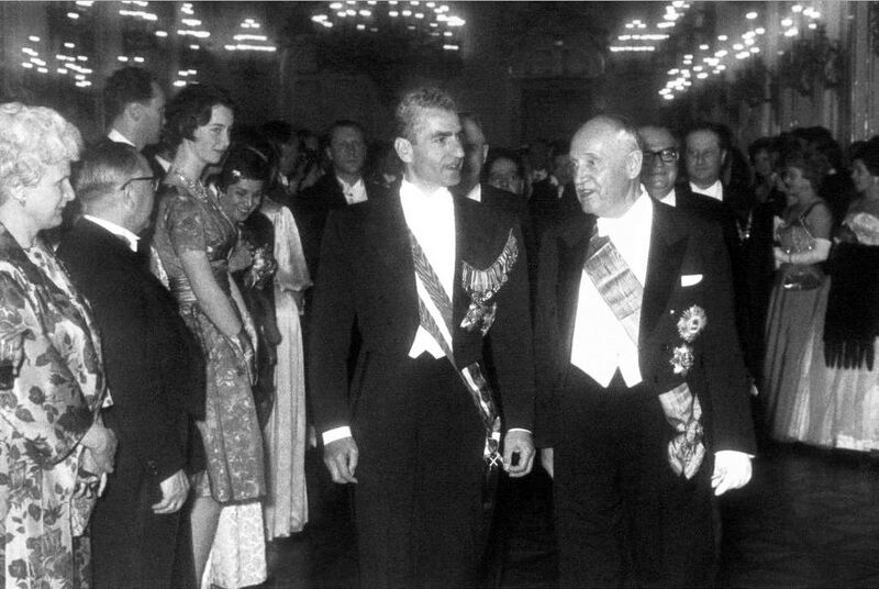 پرونده:ShahanshahPresidentAustriaSchaerf1339a.jpg