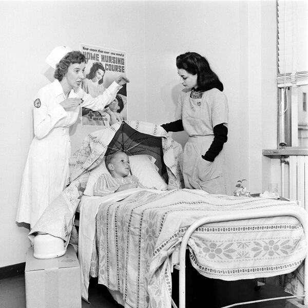پرونده:PrincessAshrafVisitRedCrossNewYork1August1947.jpg