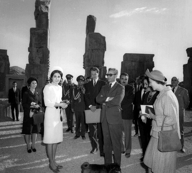 پرونده:KingBaudouinQueenFabiolaBelgiumVisitIranTakhtJamshid1343.jpg