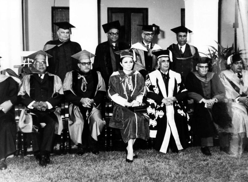 پرونده:ShahbanouDoctoralDegreeUniversityAgraIndia7January1969a.jpg