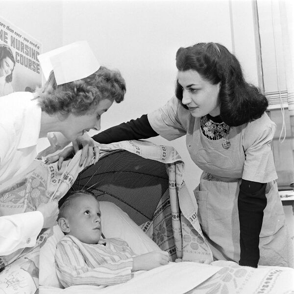 پرونده:PrincessAshrafVisitRedCrossNewYork1August1947a.jpg