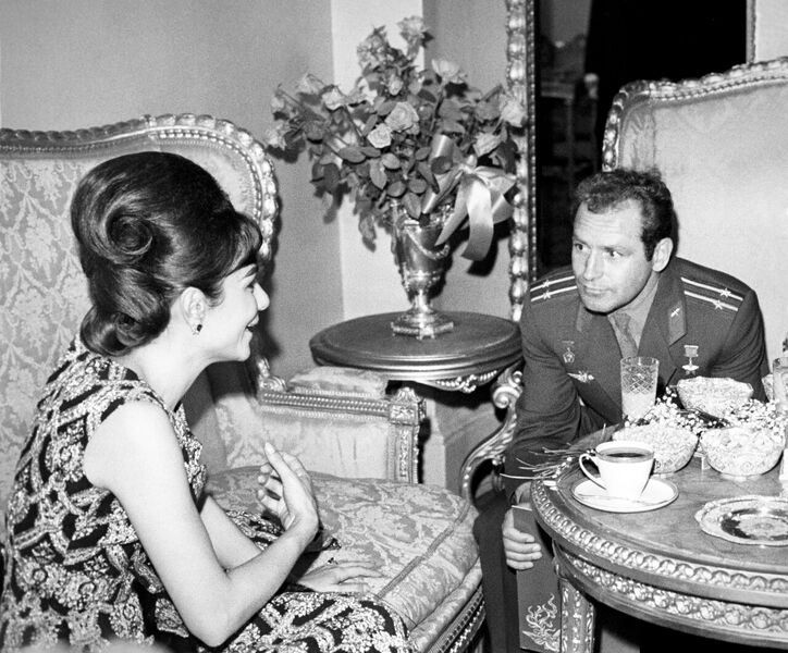 پرونده:ShahbanouSovietAstronautIranianEmbassyMoscow1344.jpg