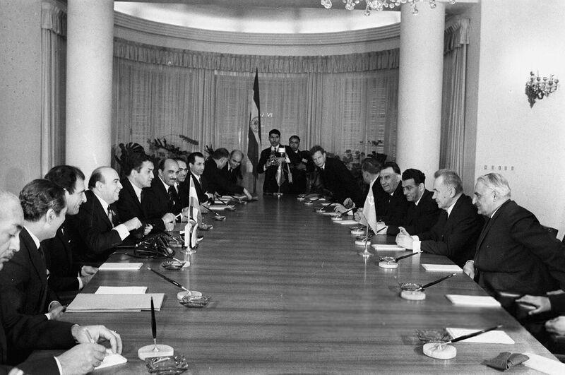 پرونده:AlexeiKosyginMeetingPrimeMinisterHoveyda1347a.jpg