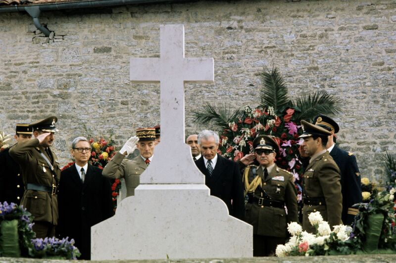 پرونده:ShahanshahDeGaulleGraveColombey1349b.jpg