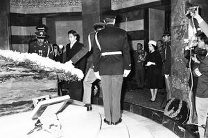 CrownPrinceAkihitoPrincessMichiko visitMausoleumRezaShahAbaan1339a.jpg