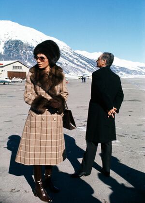 MajestiesAwaitArrivalGiscard d'EstaingFeb1975a.jpg