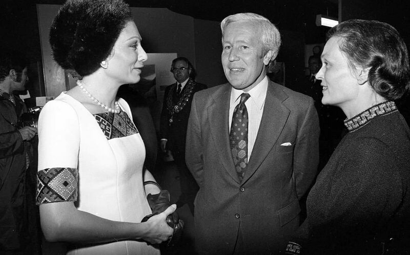 پرونده:ShahanshahAryamehrShahbanouGovernorNewZealand5Mehr1353m4.jpg
