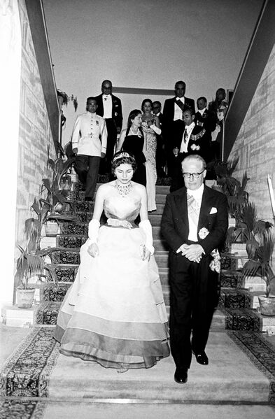 پرونده:ShahanshahItalianPresidentGronchiPrivateReception1336d.jpg