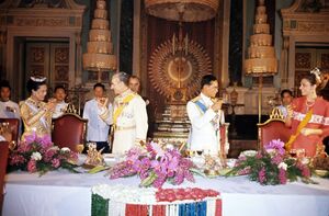 ShahanshahShahbanouKingQueenThailandStateBanquet3Bahman1346b.jpg