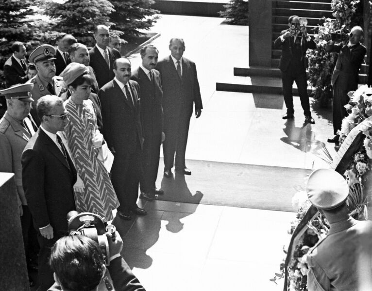 پرونده:ShahanshahShahbanouFlower-laying LeninMausoleum1344a.jpg