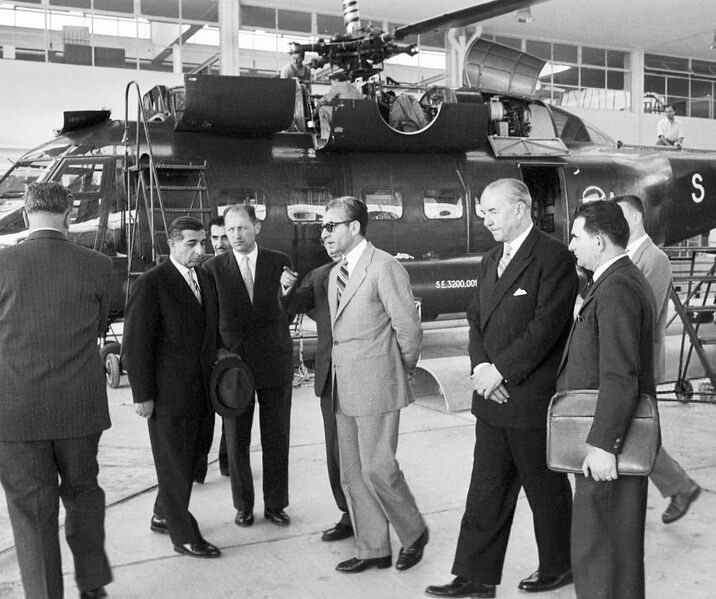 پرونده:ShahanshahVisitAviationIndustryEngland1343.jpg