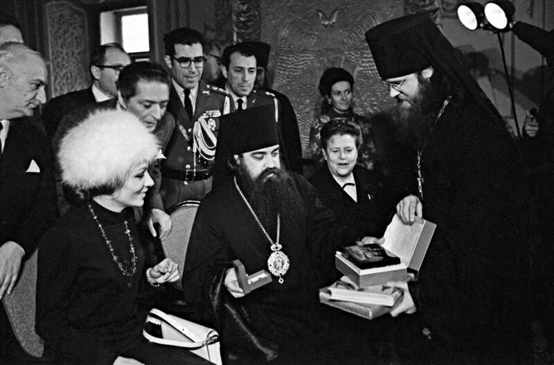 پرونده:ShahbanouClergymenSouvenirSergiyev PosadMoscowRegion1349.jpg