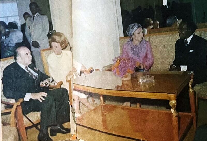 پرونده:ShahbanouHoveydaArrivalDakarAirportPresidentSengor1354.jpg
