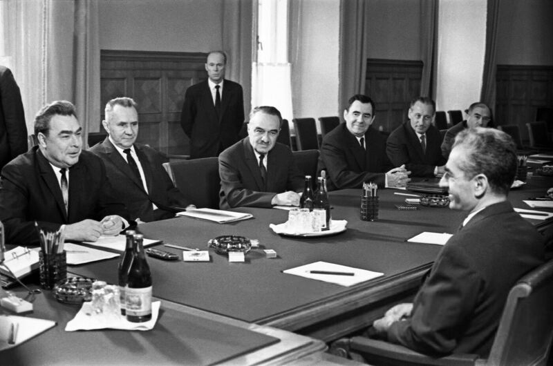 پرونده:ShahanshahMeetingLeonidBrezhnevTir1344.jpg