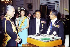 TuankuIsmailNasiruddinKimgMalaysia presentingShahanshahNiavaran1348.jpg