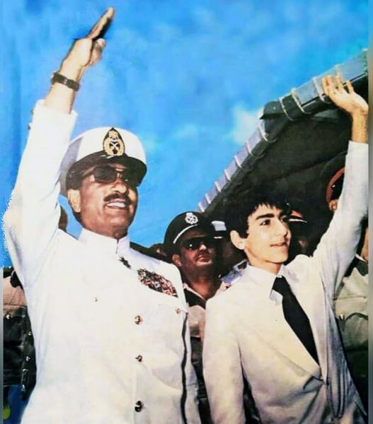 پرونده:ValiahdRezaPahlaviEgyptPresidentSadat1354f.jpg