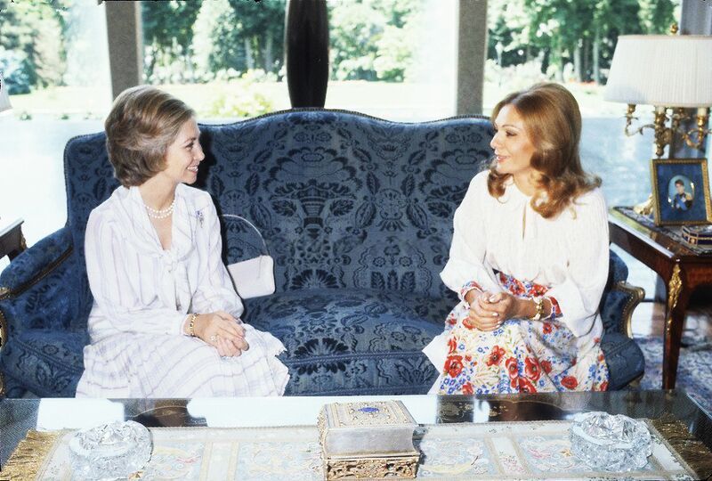 پرونده:ShahbanouFarahPahlaviVaQueenSofia1978Tehran6.jpg