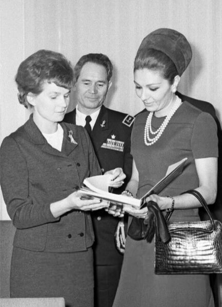 پرونده:ShahbanooSovietWomenCommitteeChairTereshkova1347.jpg