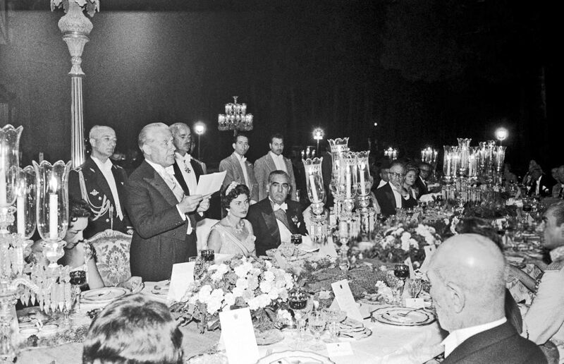 پرونده:ShahanshahPresidentItalyMarmarPalaceOfficialDinner1336k.jpg