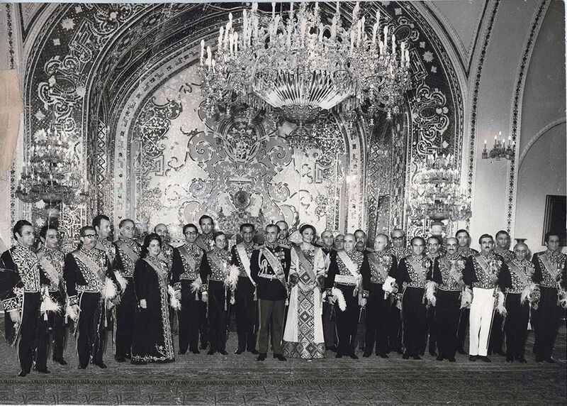 پرونده:ShahanshahAryamehrHoveydaCabinetNorooz1352.jpg