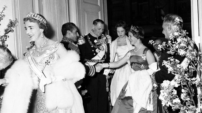 پرونده:ShahanshahArrivalKastrupAirportDenmarkKingFrederik IX 1338k2.jpg