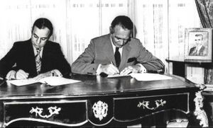 BertholdBeitzKruppMinisterEconomyFinanceAnsarySigningContract12July1974.jpg