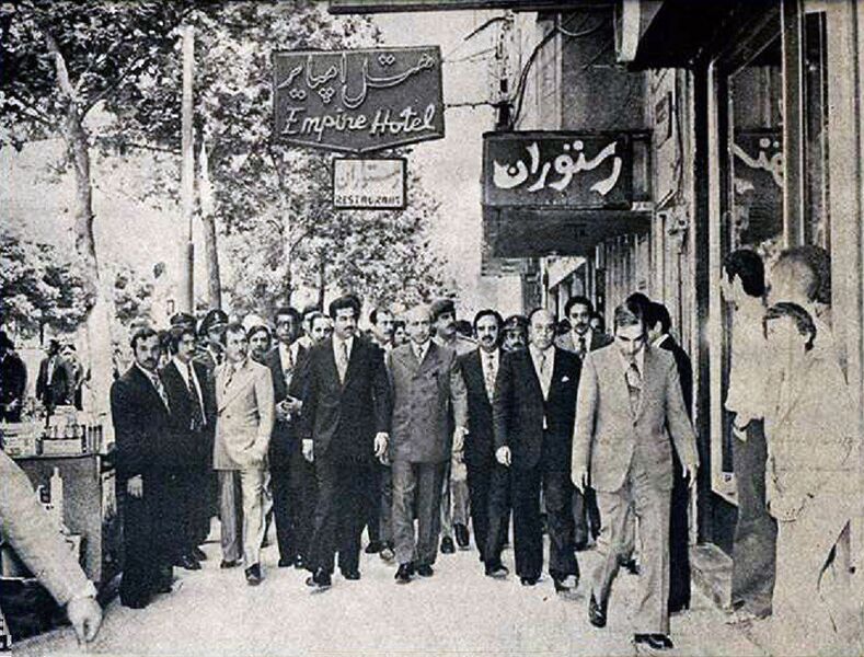 پرونده:SaddamHosseinWalkingStreetsTehran1354.jpg