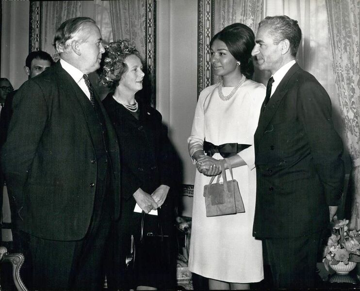 پرونده:ShahanshahShahbanouHaroldWilsonShahanshah'sLuncheon1965.jpg