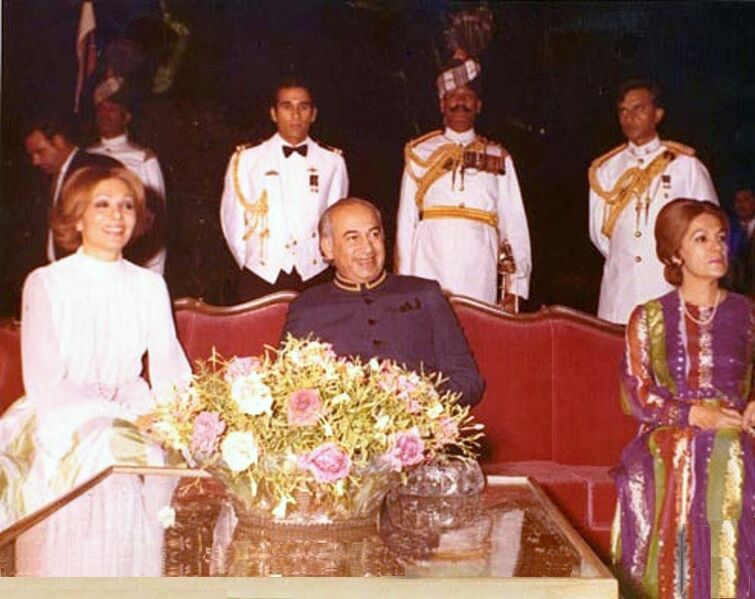 پرونده:ShahbanouBuhtoPressidentPakistan1351.jpg