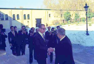 ShahanshahAryamehrPresidentItalyNiavaranOfficialTalksAzar1353a1.jpg