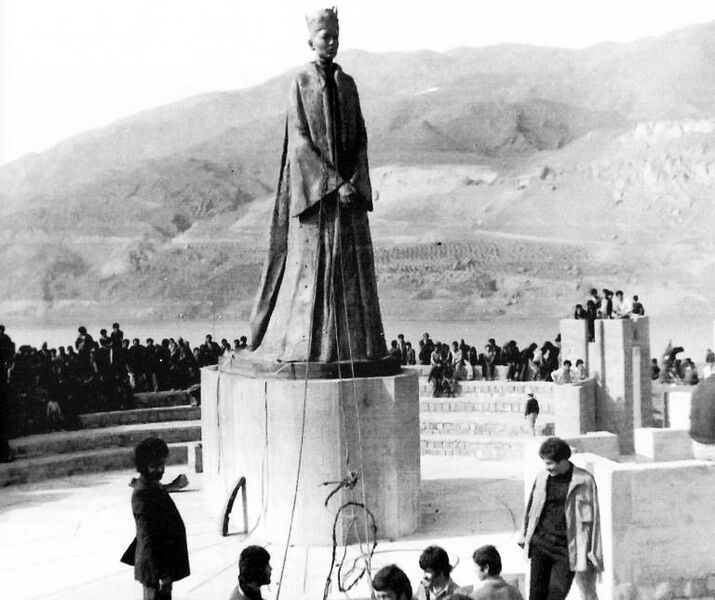 پرونده:DestrctionShahbanouStatueOnShahbanouFarahDam1357.jpg